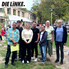 Gruppenfoto vom Sommerfriedensfest im Ottokar. Von Links nach rechts sind zu sehen Thilo Urchs, Leonard Diederich, Martha Kleedörfer, Christoph Keller, Samiullah Haidary, Ingrid Bertermann und Rüdiger Lötzer. 