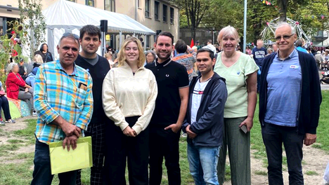 Gruppenfoto vom Sommerfriedensfest im Ottokar. Von Links nach rechts sind zu sehen Thilo Urchs, Leonard Diederich, Martha Kleedörfer, Christoph Keller, Samiullah Haidary, Ingrid Bertermann und Rüdiger Lötzer. 