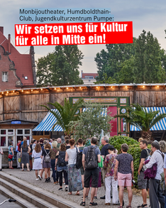Eine Aufnahme der wartenden Menschen in der Schlange vorm Monbijoutheater vom Sommer 2022. Oben drüber steht „Monbijoutheater, Humboldthain-Club, Jugendkulturzentrum Pumpe: Wir setzen uns für Kultur für alle in Mitte ein“