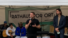 Bezirksstadtrat Christoph Keller hält eine Rede bei „Rathaus vor Ort“ über die Jugendeinrichtungen rund um den Maxplatz.