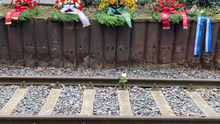 Foto der Kränze am Gedenkort Güterbahnhof Moabit. Sie liegen am Überbleibsel des Gleis 69 von dem zehntausende Juden deportiert wurden. 