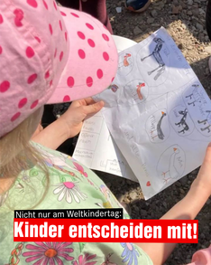 Foto über die Schulter Kindes das einen Plan für den Kinderbauernhof hält. Darauf eingezeichnet sind Gehege für verschiedene Hoftiere. In einer Textbox darunter steht: „Nicht nur am Weltkindertag: Kinder entscheiden mit!“