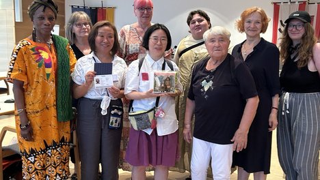 Gruppenfoto vom Kulturausschuss mit Ingrid Bertermann, Mitgliedern der Grünen und SPD Fraktionen und Aktivistinnen, die sich für die Trostfrauenstatue einsetzen u.a. vom Koreaverband.
