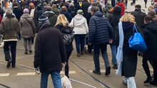 Foto der Gedenkdemonstration von der Großen Hamburger Straße zum Block in der Frauen in der Rosenstraße.