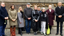 Gruppenfoto von Bezirksverordneten in Berlin-Mitte vor dem Jüdischen Krankenhaus.