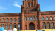 Foto vom Schild des Wagens des OTTO-Spieplatzes. Auf einem Schild steht „Wir sind dann mal weg! Heute! Morgen! ?Für Immer?“