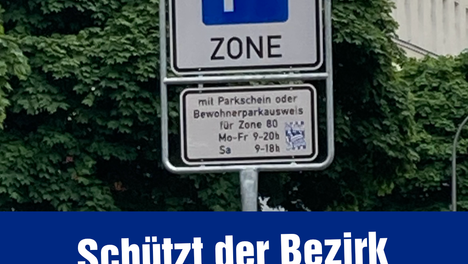 Ein Foto eines Parkschildes. Darunter steht weiß auf blau „Schützt der Bezirk Pflegebedürftige und ihre Angehörigen vor hohen Parkgebühren?“