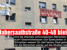 habersaath_v2 Foto des Hauses in Habersaathstraße 40-48. Auf Bannern steht „Habersaath 48 Stays Queer“ und „Abriss war gestern schon scheiße“. In einer Textbox darunter steht Habersaathstraße 40-48 bleibt! Und die ehemals wohnungslosen Menschen auch! Gewinninteressen und Spekulanten in die Schranken weisen! Es darf keinen Deal geben, der die Menschen wieder auf die Straßen treibt!“