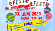 Einladungs Grafik für das Sommerfest im Jugendpark. In Textboxen steht: „Einladung Sommer Sommerfest/Kinderfest im Jugedpark Leipziger Straße 40/41 03. Juni 2023 Beginn: 13:00 Uhr. Bei Regen fällt es leider aus!“ In Ballons rundherum diverse Aktivitäten die es geben wird: „Infostand der Polizei; Leonardo-Brücke; Würschten und Getränke; Kuchen; Siegerpreise“. Weitere Angebote stehen in Wimpeln darunter: „Spiele: Tore schießen, Büchsenwerfen, Eierlauf, Sackhüpfen“ „Basteln: Taschen malen, Insektenhotels u.v.m.“ „Verköstigung Kinderbuffet“. Am uteren Rand sit eine Grafik von vielen Kindern mit Luftballons und darunter sind die Logos der Organisator*innen und Geldgeber zu sehen.