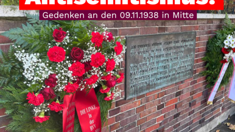 Bild von einem Kranz am Gedenkort Levetzowstraße. Als Überschrift steht dort: Gegen jeden Antisemitismus! Gedenken an den 09.11.1938 in Mitte 