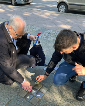 Foto: Die Bezirksverordneten  Rüdiger Lötzer und Leonard Diederich reinigen mehrere Stolpersteine im Hansaviertel. 