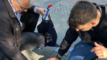 Foto: Die Bezirksverordneten Rüdiger Lötzer und Leonard Diederich reinigen mehrere Stolpersteine im Hansaviertel.
