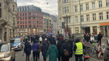 Foto der Gedenkdemo von der Großen Hamburger Straße zur Rosenstraße.