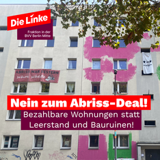 Foto der Habersaathstraße 46-48. Unter einem Fenster hängt ein Banner auf dem „Abriss war gestern schon scheiße“ steht. Darunter ist ein Textfeld zu sehen in dem steht: „Nein zum Abriss-Deal! Bezahlbare Wohnungen statt Leerstand und Bauruinen“