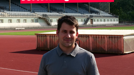 sport_sharepic Ein Foto des sportpolitischen Sprechers der Fraktion, Leonard Diederich. Er steht im leeren Poststadion. In großer rot hinterlegter Schrift steht dort „Gerechte Sportstätten-Verteilung in Mitte!“.