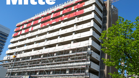 Foto des Hauses der Statistik im Sonnenschein. Darüber steht als Textmontage: „Neuer Spielplatz, Central Tower und mehr: Neues aus den Ortsteilen Mitte“
