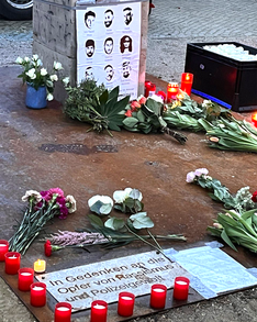 Foto der Gedenkkundgebung am Oranienplatz für Gökhan Gültekin, Sedat Gürbüz, Said Nesar Hashemi, Mercedes Kierpacz, Hamza Kurtović, Vili Viorel Păun, Fatih Saraçoğlu, Ferhat Unvar und Kaloyan Velkov.