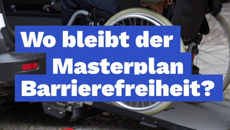 masterplan barrierefreiheit Grafik mit Stockfoto. Zu sehen ist eine Person, die im Rollstuhl in einen Bus einsteigt. Darüber steht weiß auf blau: „Wo bleibt der Masterplan Barrierefreiheit?“