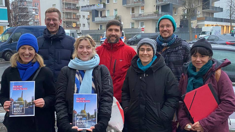 Gruppenfoto von der Übergebung der Unterschriftensammlung der Antonkiezblockinitative an den Verkehrsausschuss der BVV-Mitte. Darüber steht „Erfolgreiche Unterschriftensammlung fordert: Kiezblocks für die Antonstraße!“