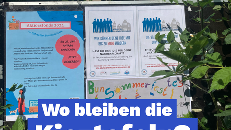 sharepic kieztafel Foto einer Kiezinfo-Tafel im Brunnenviertel mit verschiedenen Aushängen zu Angeboten und Fördermöglichkeiten in der Nachbarschaft. Darunter steht weiß auf blau „Wo bleiben die Kieztafeln?“